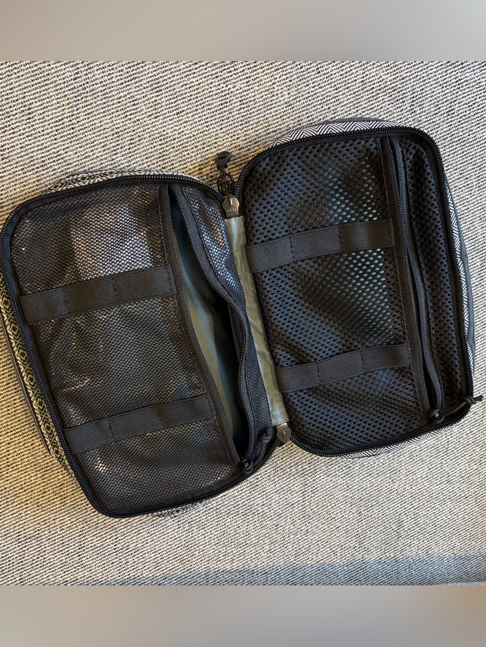 Dakine Black and White Patterned Travel Organizer - Picture 4 of 4